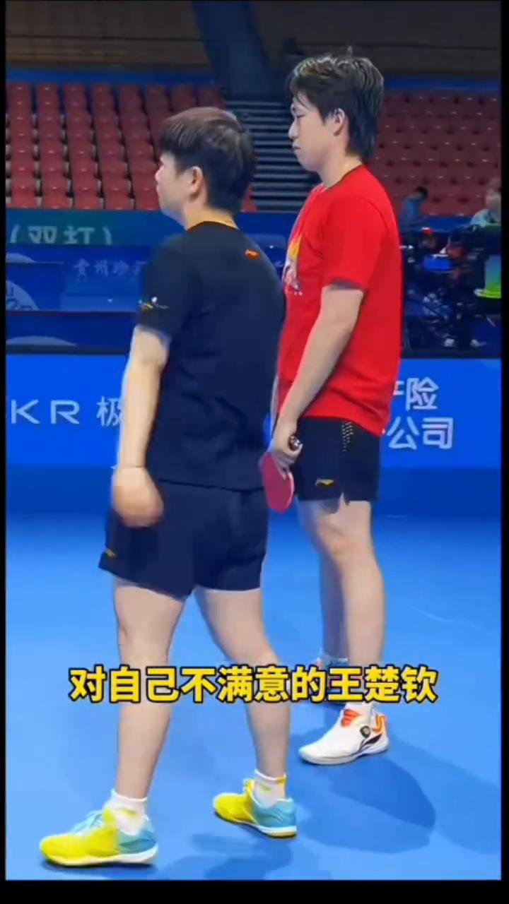 莎头全锦赛适应性训练。
休息时也在不停复盘，这默契永远满分。笑嘻嘻的孙颖莎，对自