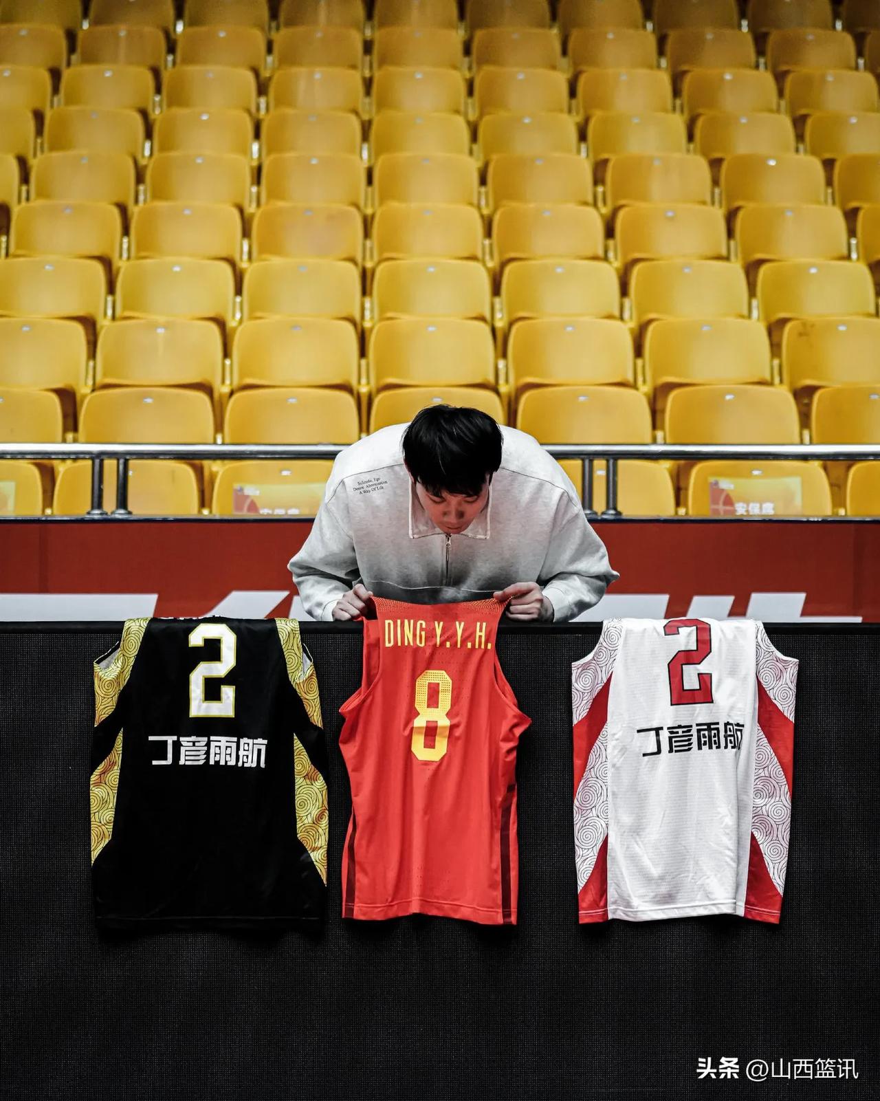 经十路的告白，丁彦雨航低调退役打脸了谁？
丁彦雨航搞了一个无人捧场和喝彩的退役，