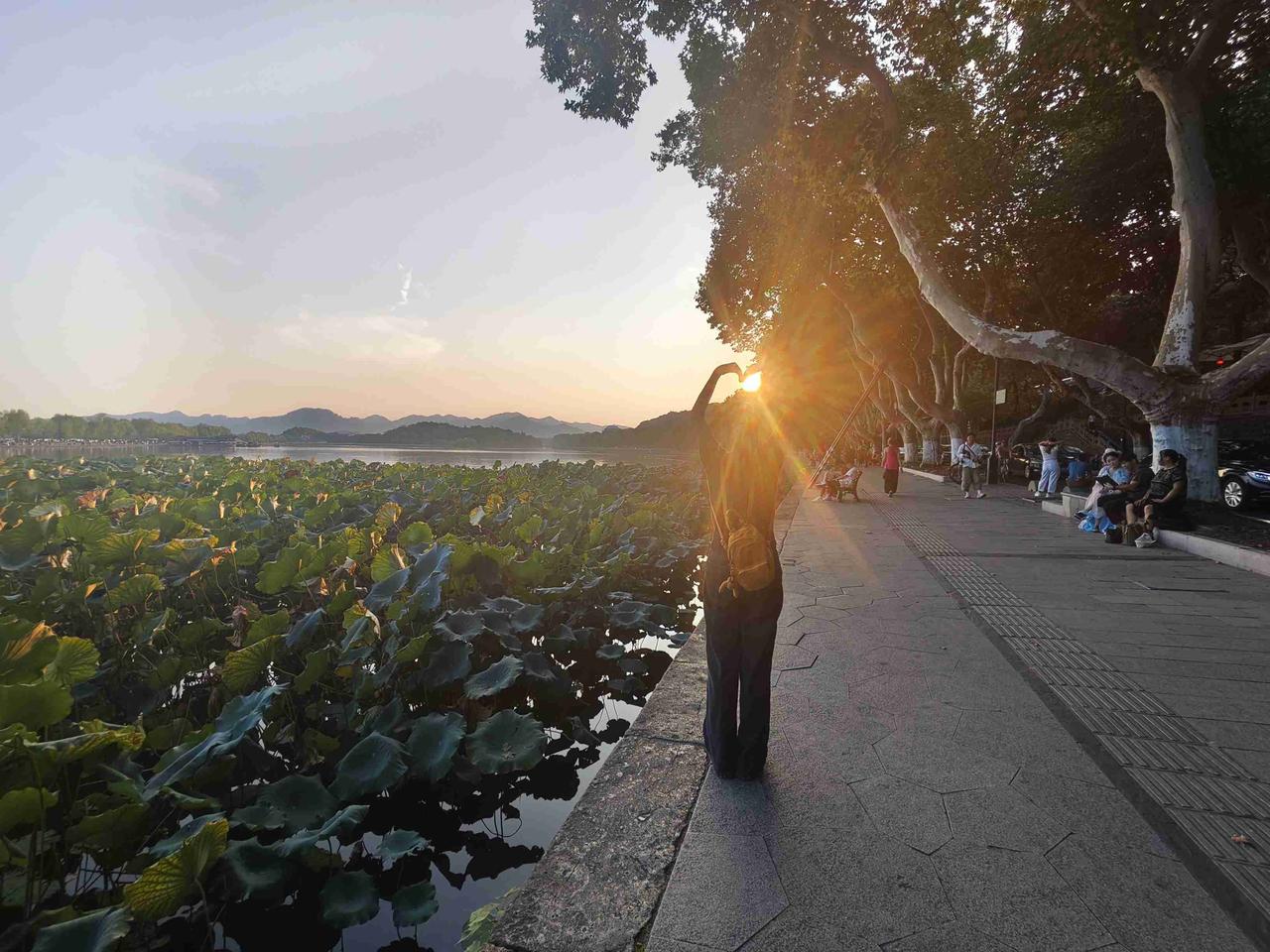 我的今日状态：🏃‍➡️运动
我这里的天气：🌤️多云

双休日最佳选择就是环绕