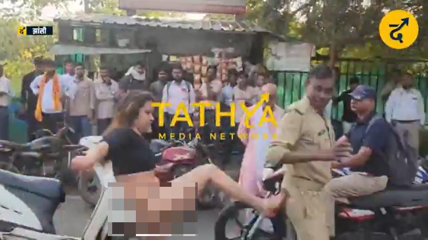 印度一群跨性别“舞者”因警方未能处理某项事务而感到愤怒，据推测，这与他们的身份有