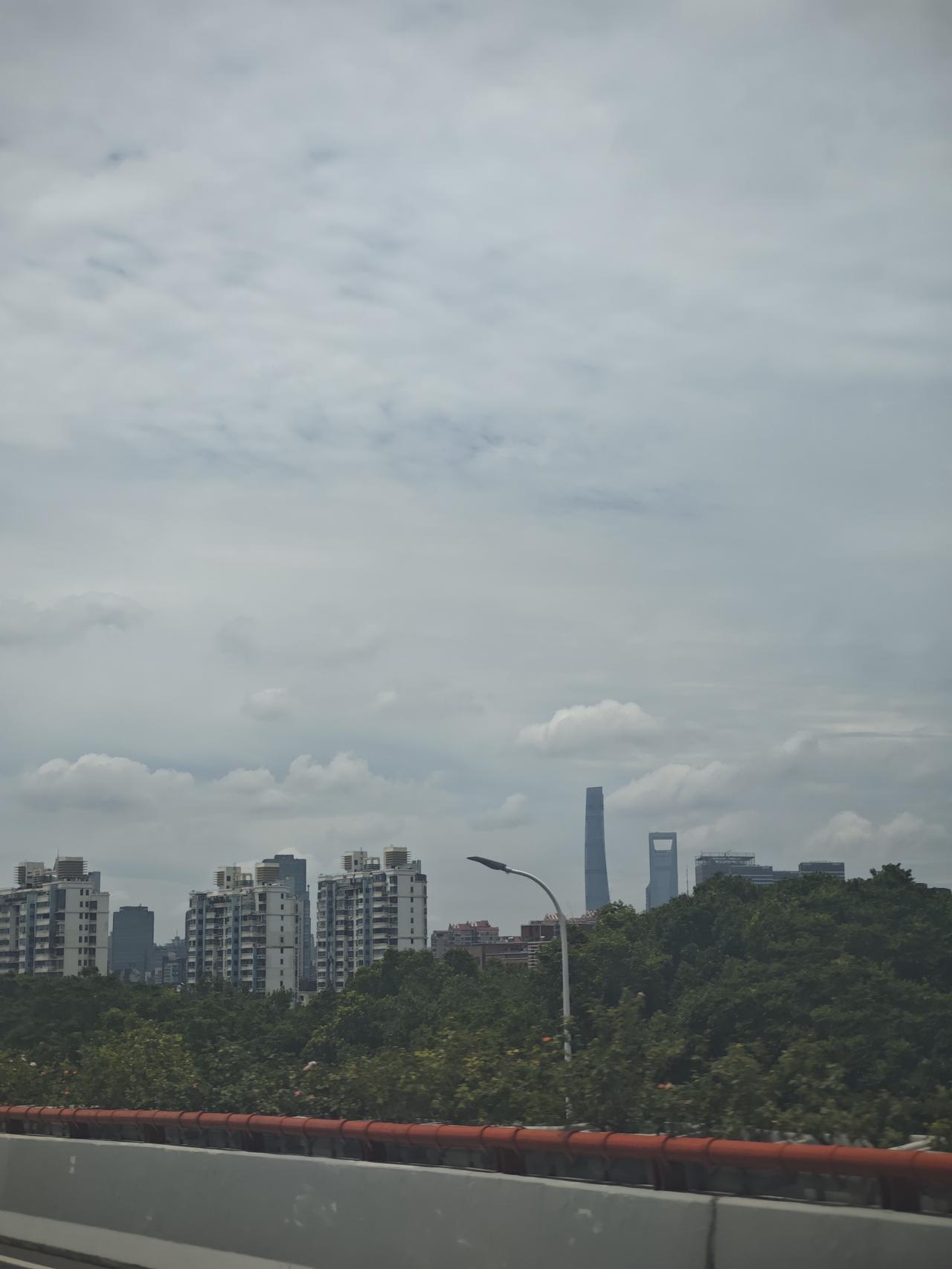 夏日生活打卡季阳光明媚风和日丽，蓝天白云，城市的天际线尽收眼底，美不胜收。远处的