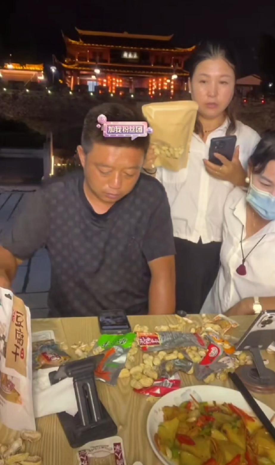 昨晚，贺兄弟在福建的长汀开启直播，白兄弟与小贺姑娘一同走进直播间。面对粉丝一直关