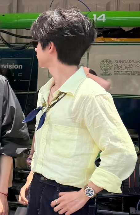 因为衣服透吗所以里面还穿了个老头衫让我埋埋 