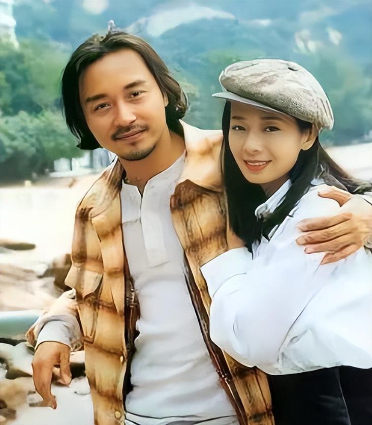 2003年，张国荣跳楼前，突然约前女友毛舜筠喝茶，两人相聊甚欢，离别时，张国荣对