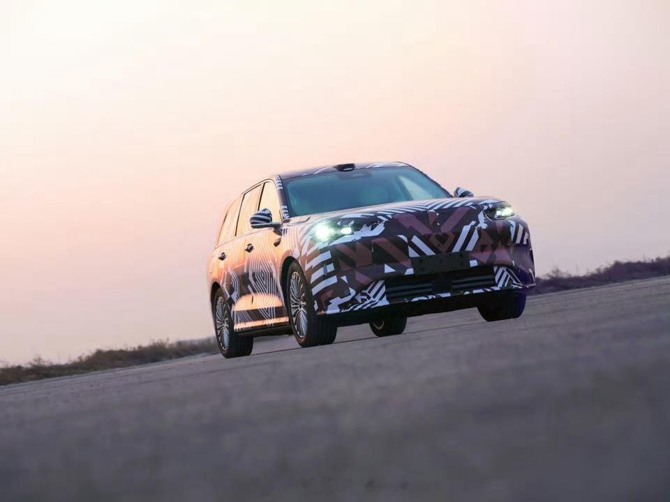 新保定“巨物”魏牌V9X，长城归元S平台5.3米长、2吨多重，却能在窄巷里轻松转