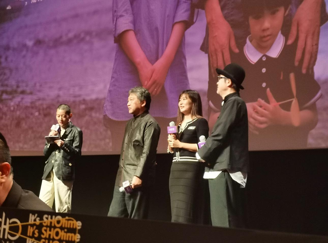 是枝裕和首映礼秀新中式上衣 导演穿上新中式上衣，向台下影迷展示，舞台瞬间变“T台