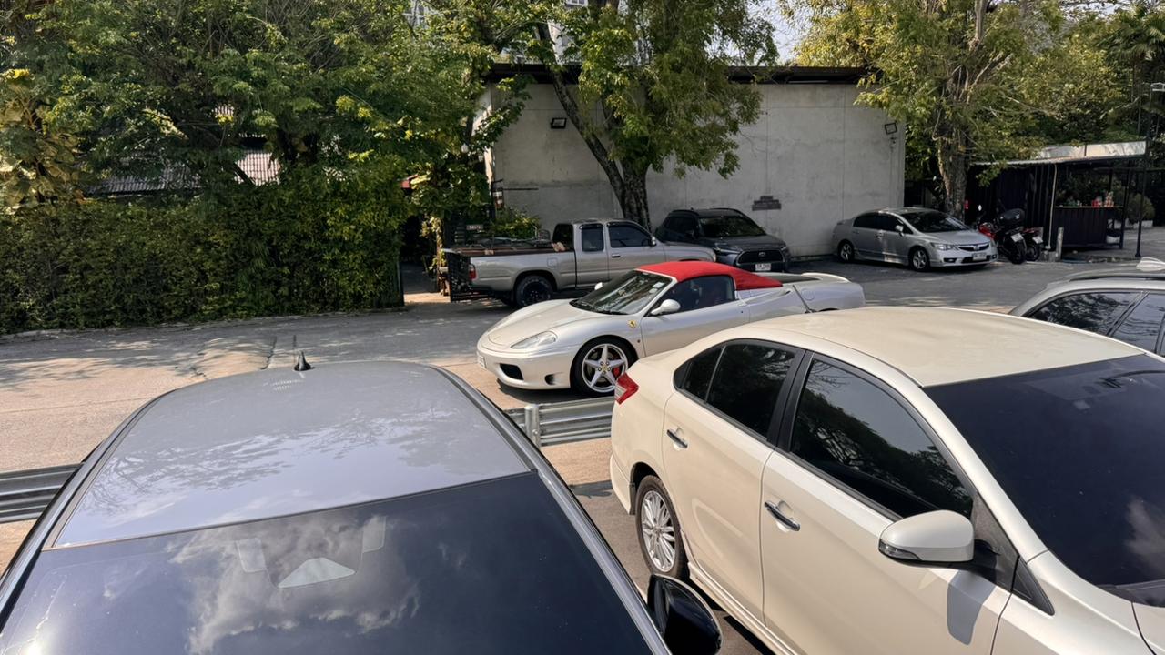 敞篷用红色软顶，搭配什么车色都很好看❤️
看习惯了黑色的软顶，总觉得黑色很单调…