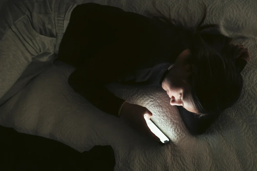 英国：针对青少年自愿实施社交媒体夜间宵禁计划 亚太日报 丹玮 英国政府...