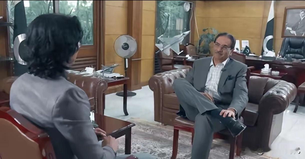 巴基斯坦真的是抖起来了，近日巴基斯坦国防部长在接受采访时洋洋得意的对记者说道。