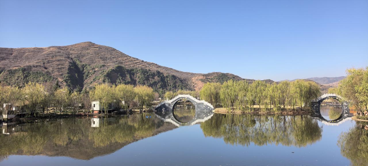 我敲门喊你的名字
守门的大爷不认得我
记忆里的通行证对不上你的样子
直到我跪着哀