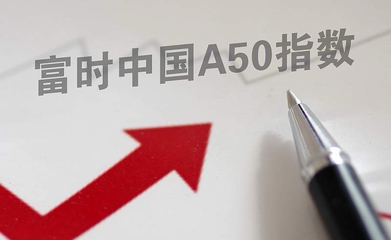 美股盘前，科技股大跌，英特尔跌幅近2.8%，西部数据跌幅近2.6%，超微半导体跌