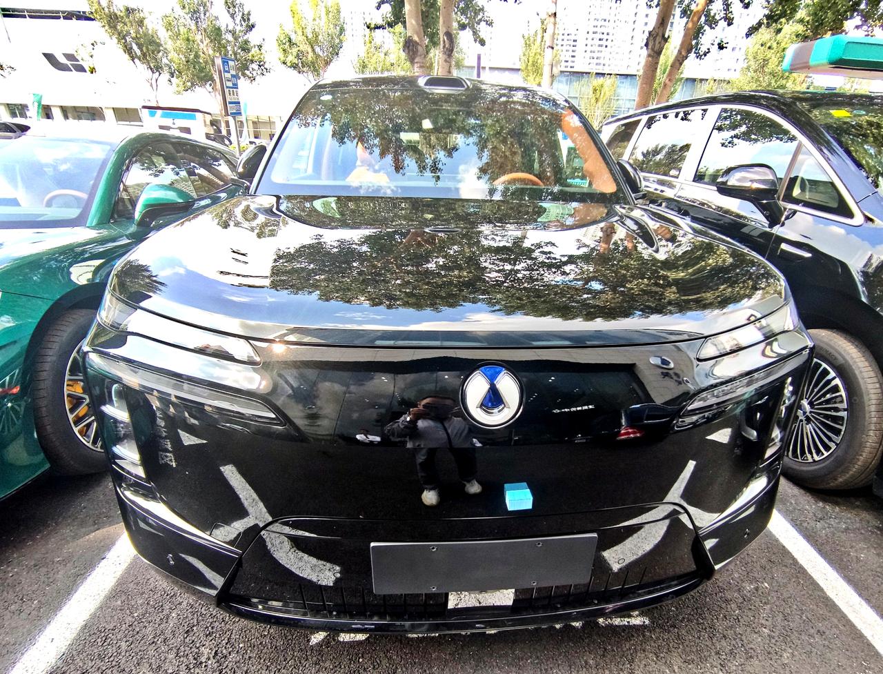 全维豪华《腾势N8L》闪充版
   腾势N8L闪充版于2026年6月23日上市，