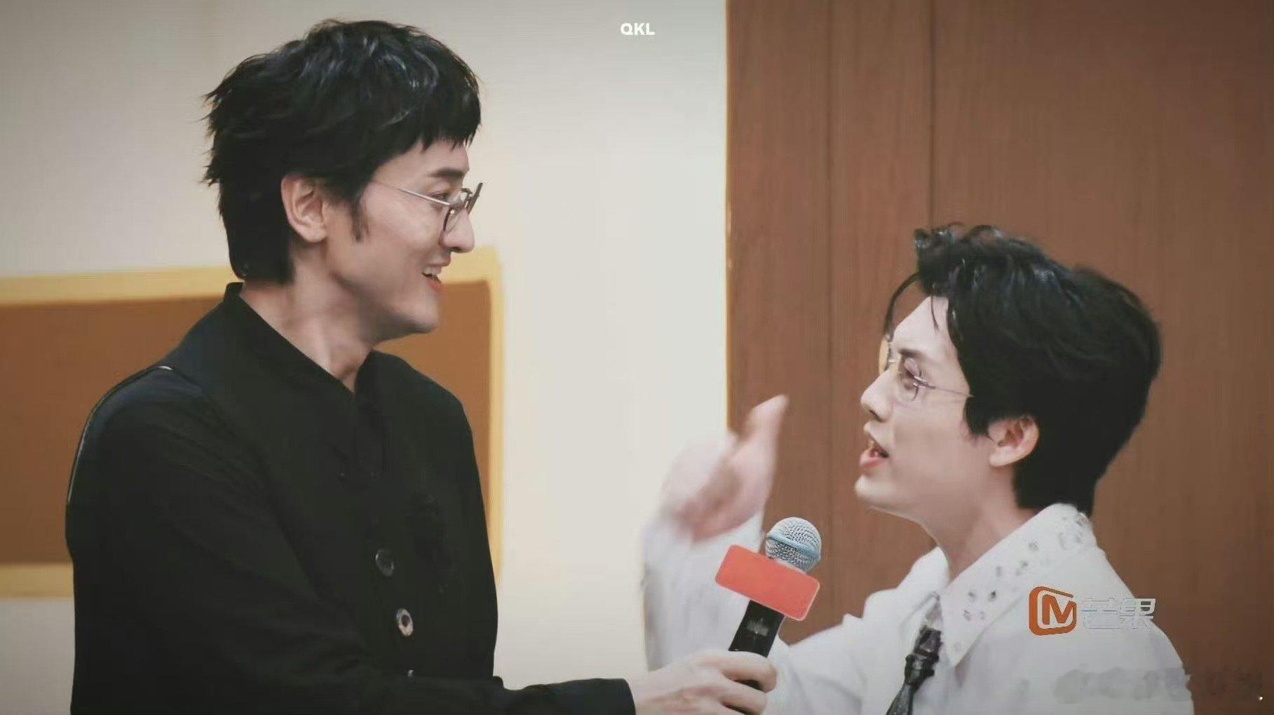 王传君披哥直播很低智商的一段披荆斩棘直播被王传君直播的这段对话戳中笑点，高智商朋
