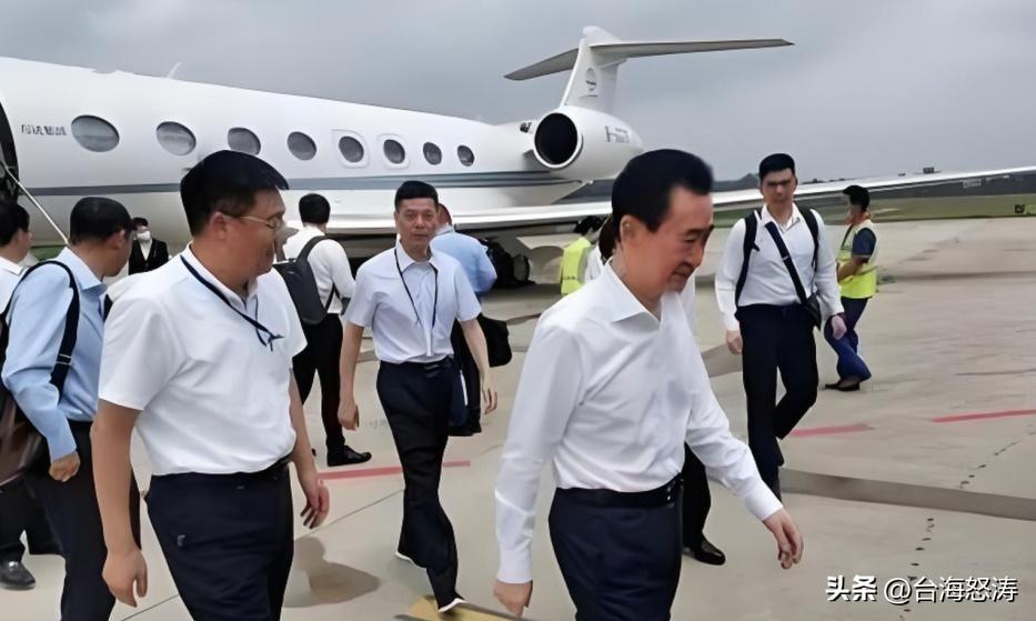 王思聪在综艺上说，当年王健林送他出国时，叮嘱他“为中国之崛起而读书”，别的嘉宾都