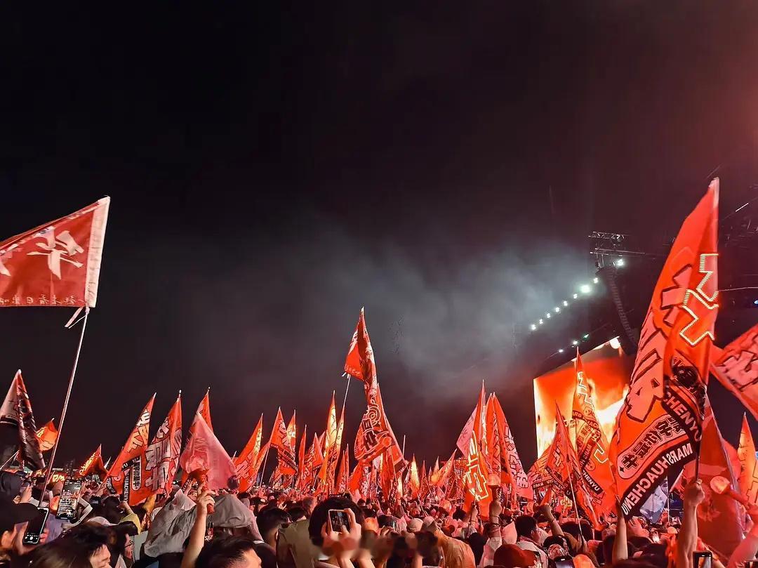 华晨宇 号召力太强了，音乐节开在偏僻大草原依然爆满，全场红海应援，来审判一下[来