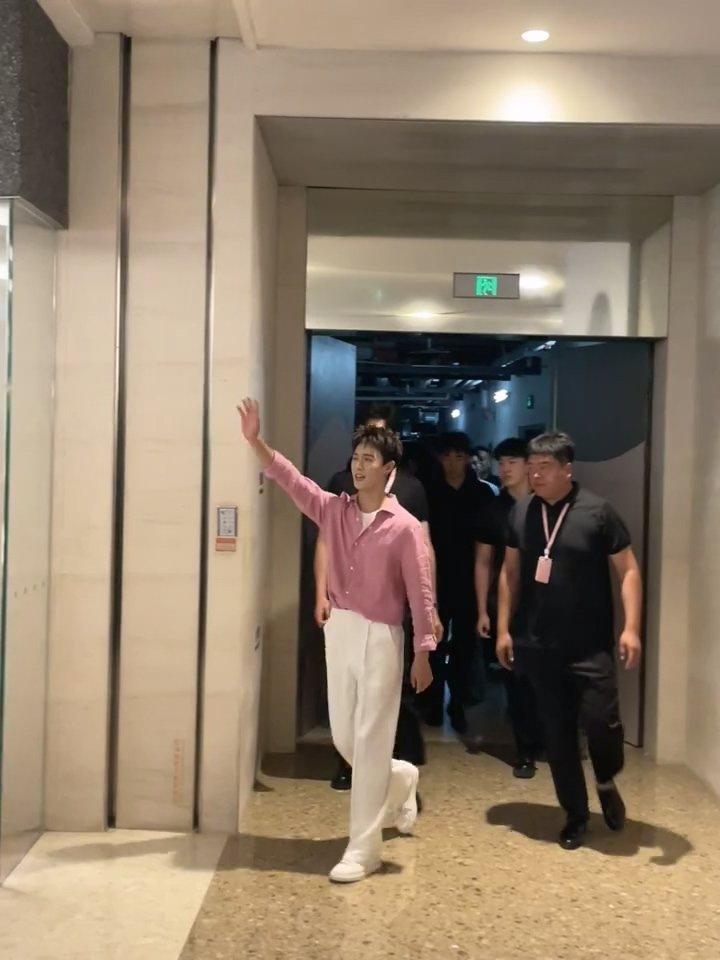 李昀锐青岛线下活动人气李昀锐青岛线下活动生图​李昀锐青岛线下活动，今天是一身粉嫩