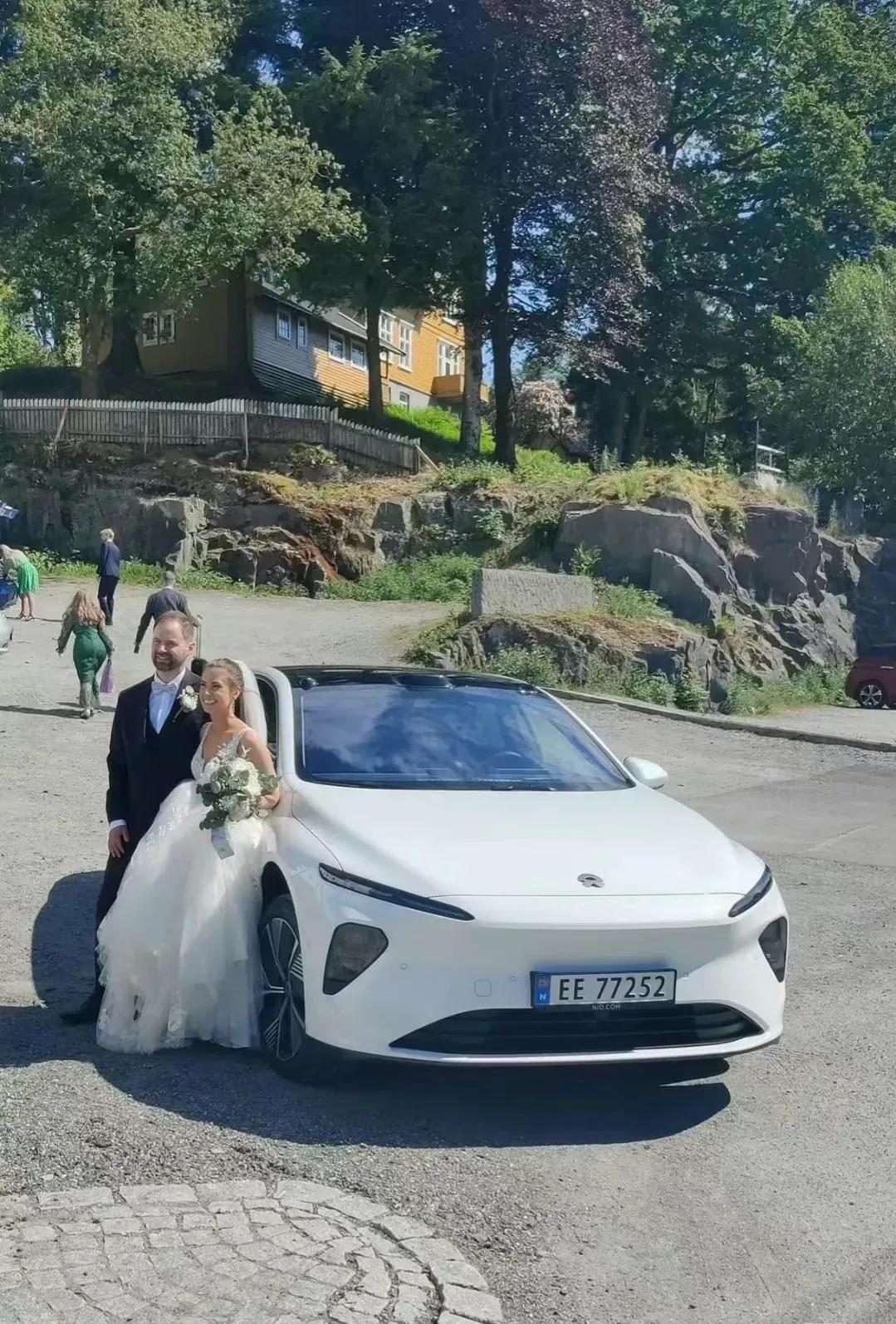 老外还是稀罕蔚来的，要不然也不能对着它拍婚纱照