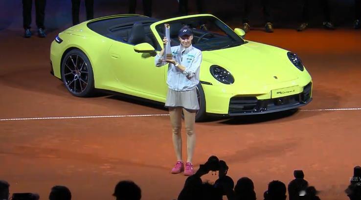 莱巴金娜愉快的开走了自己的第二辆保时捷。这是辆敞篷911呢，大约287万。羡慕了