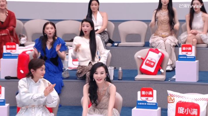 孙怡紧急撤回一个盘腿 哈哈哈孙怡在后台太松弛了吧，左边一起说说话右边一起拍拍手，