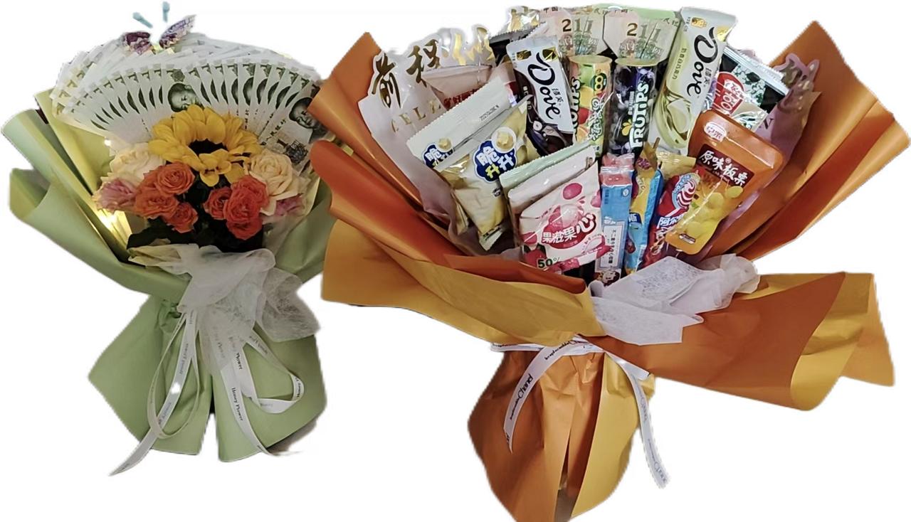家人们谁懂啊！
今天翻相册，
突然被两组“花束”笑到拍大腿。
 
左边那束是闺蜜