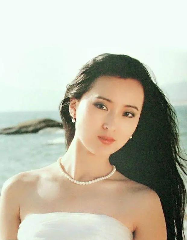 回看“黛玉”陈晓旭年轻时候的生活照片，轻松自在，兀自芳华。
