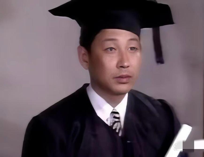 别人读博士学位三年起步，证据学专家只用三分之一，一年零八天就弄到了证书。网友质疑