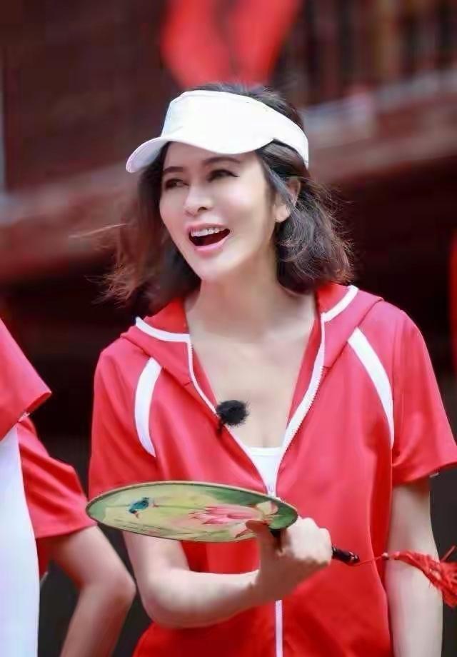 关之琳为装嫩太狠了，
穿红色运动套装录节目，硬要穿成90后！ ​​​