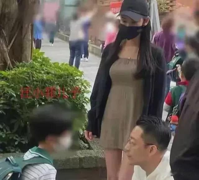 汪小菲带着新女友去学校见孩子，这是给孩子打预防针吗？
如果孩子不喜欢汪小菲的新女