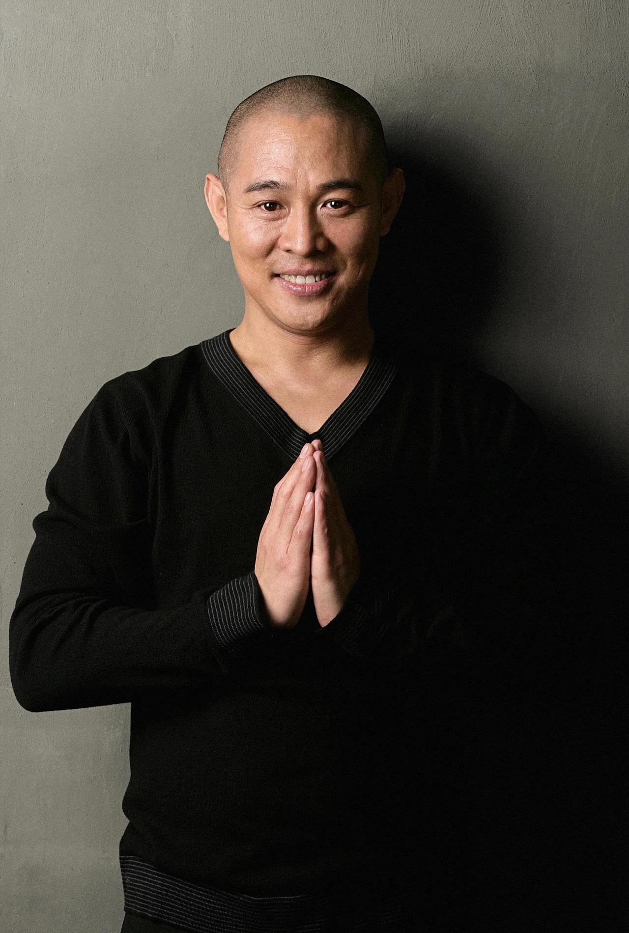 李连杰最近格外引人关注，因为前段时间他似乎身体不太好，经常去医院，倒在病床上，让