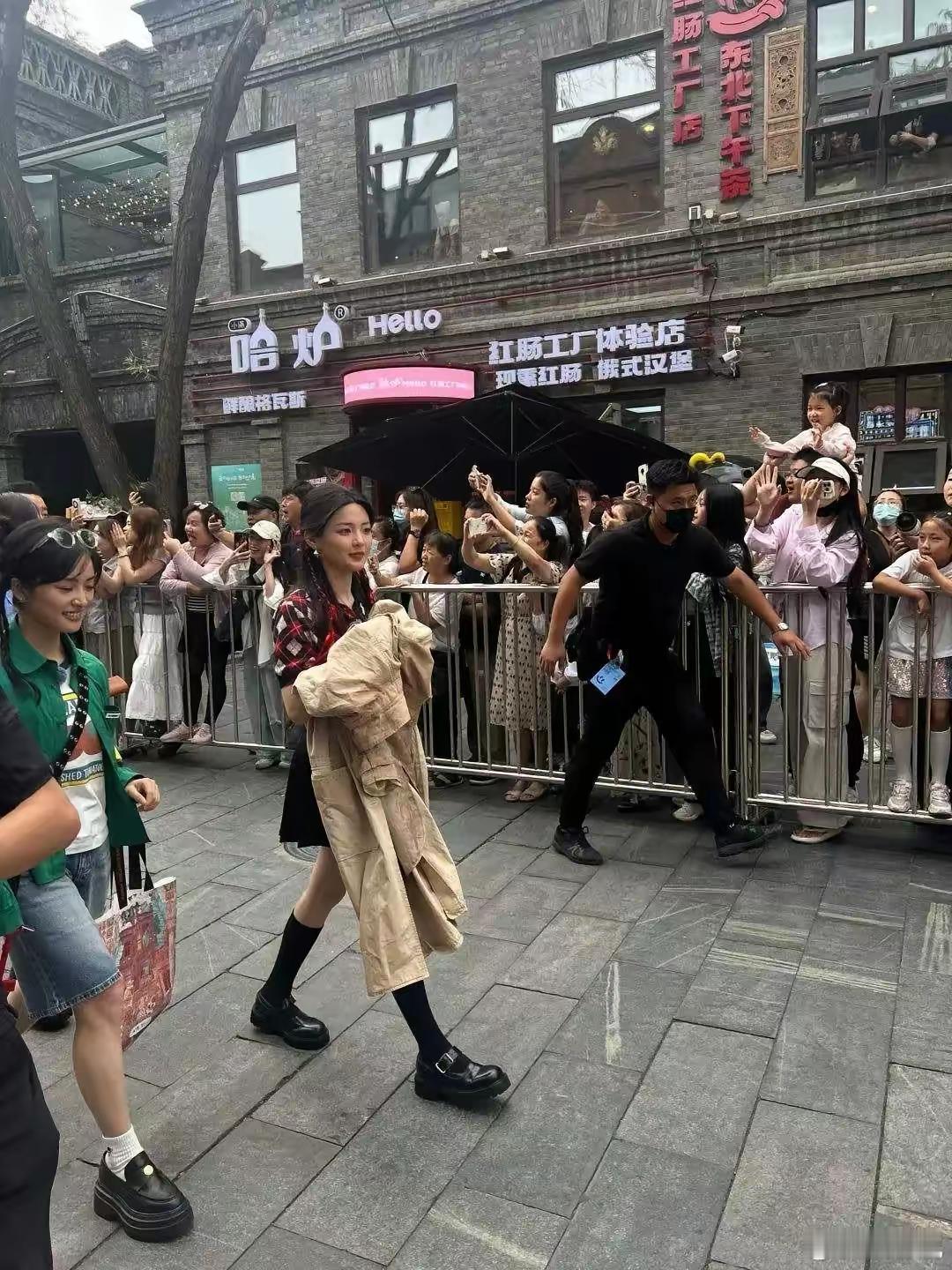 今天街上来了大明星，还有人专门清道，可惜老夫一个都不认识。 ​​​