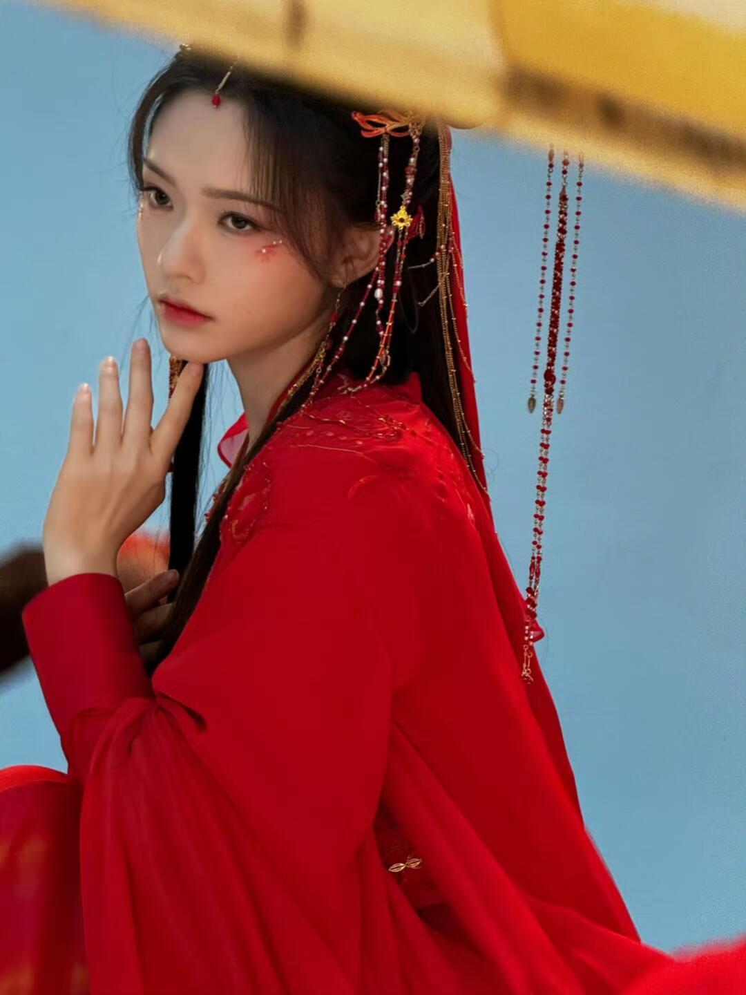 林允归鸾火中红衣回眸 真的会被这个画面美哭！林允一身红衣站在火光里，头发散落回眸