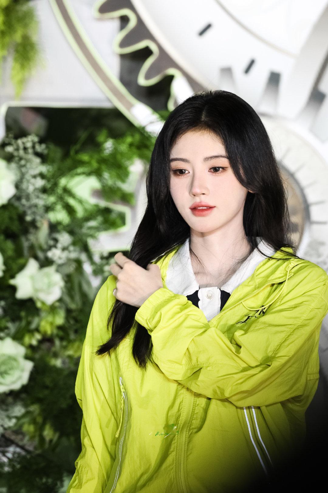 jjy鞠婧祎万花世界 jjy鞠婧祎苏绿夏 “玫瑰之所以是玫瑰，是风与光的眷顾，更