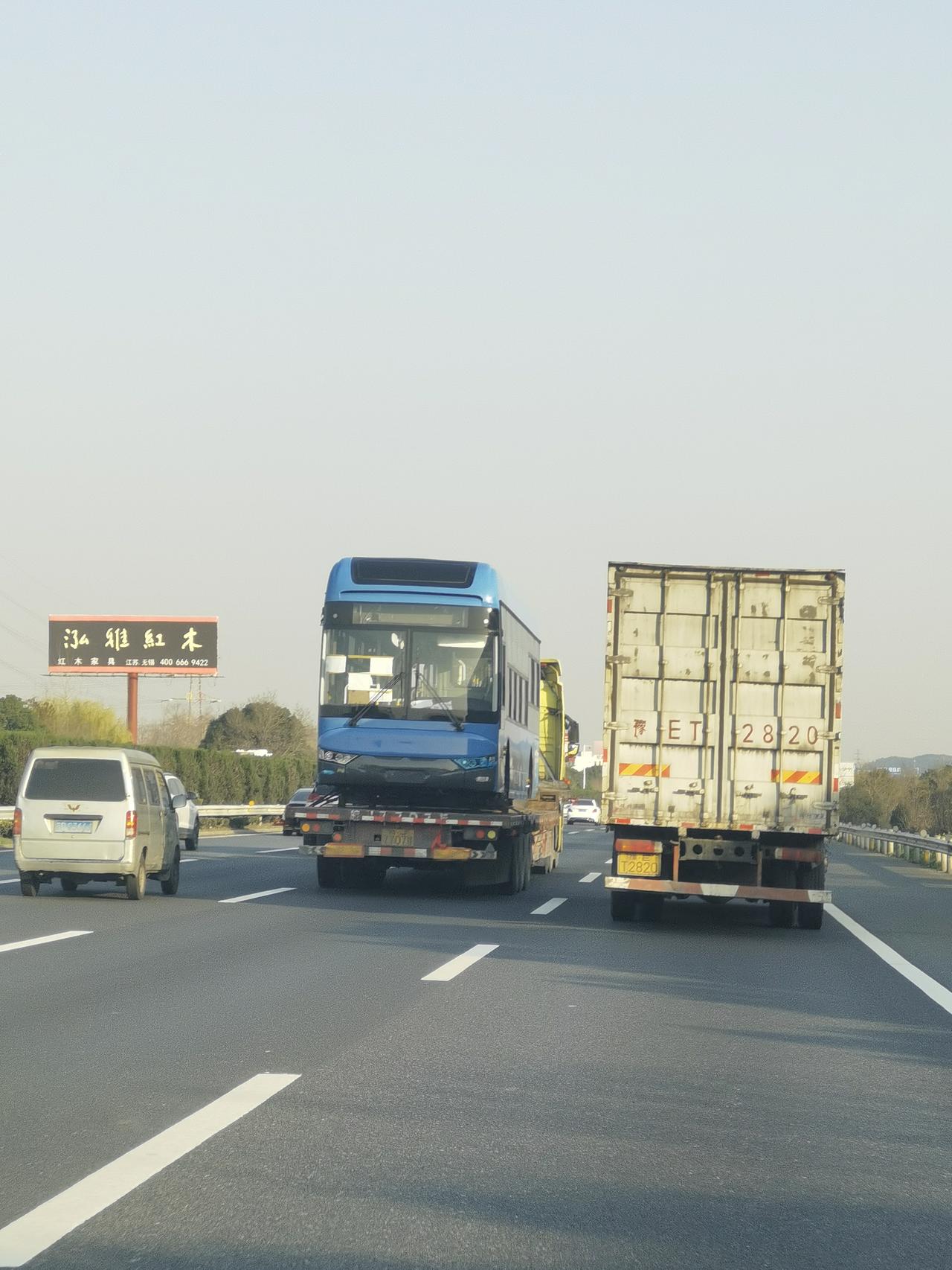 沪蓉高速上偶遇的公交车出口车型！看样子应该是出口到北美地区的！

由于没有悬挂任