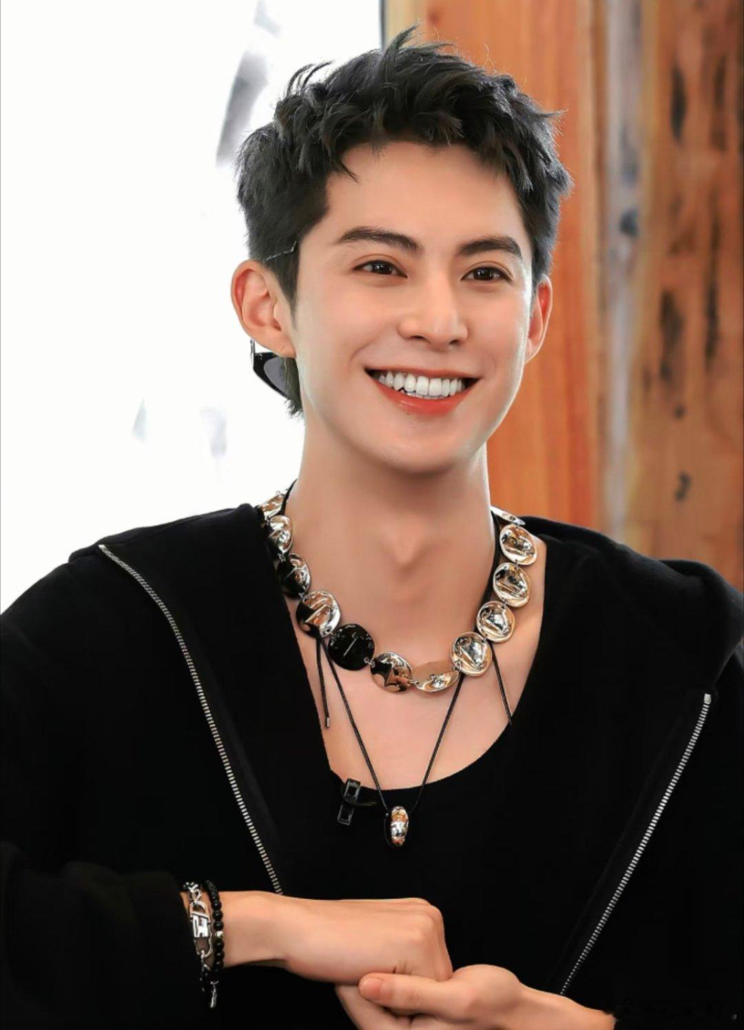 1、最近肖战那可是彻底开启“低调隐身”模式啦，大活动一个都不接，一门心思全扑在看