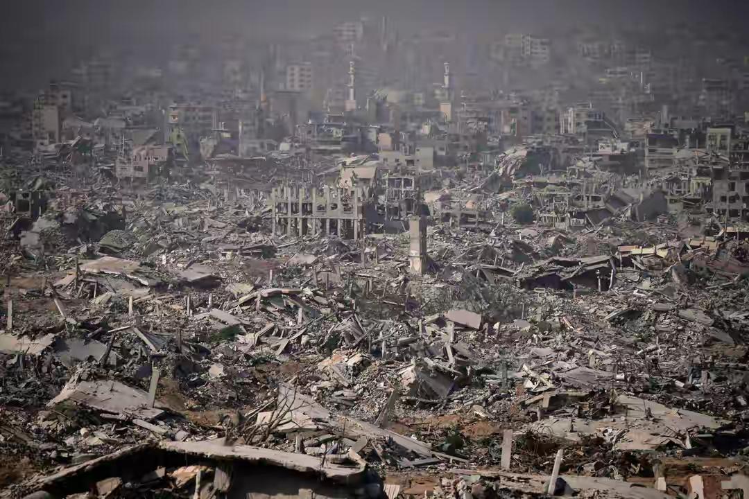 突发，以色列这事儿真够魔幻的。据以媒报道，美国要求以色列付费清理加沙地带废墟，以