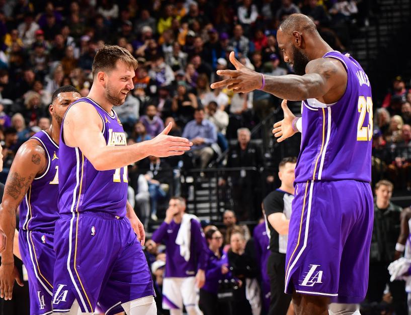 NBA常规赛，湖人客场111-103战胜鹈鹕。此役，詹姆斯出战33分钟，19投1