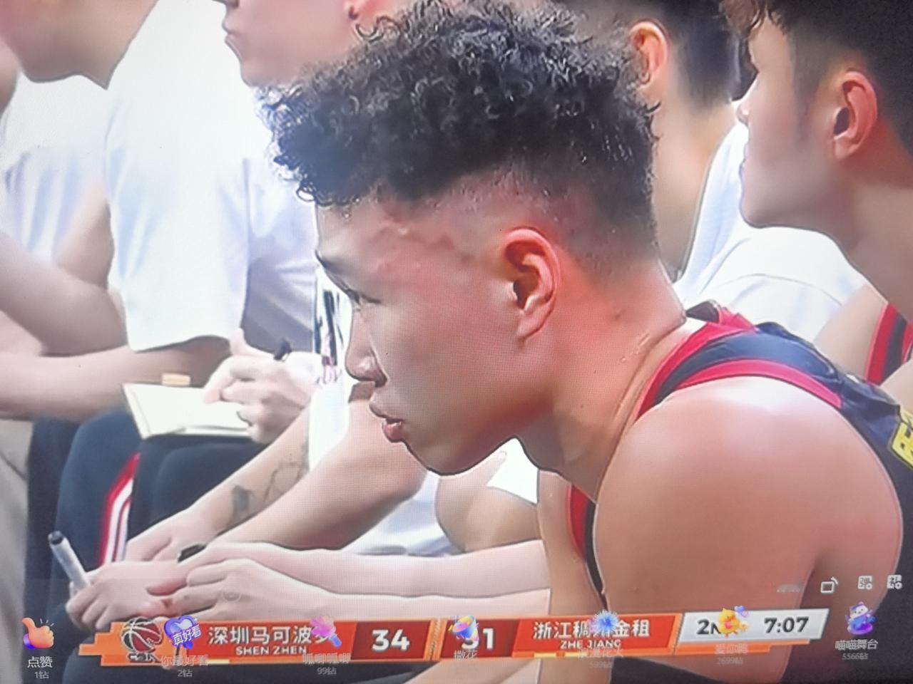 贺希宁这三分真的神准！
顶着防守人员投！
三分三连中！
真不愧为常规赛MVP！