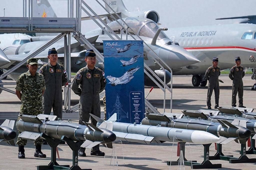 5 月 18 日，印尼雅加达哈林空军基地的一场仪。印尼总统普拉博沃亲手把花水洒在