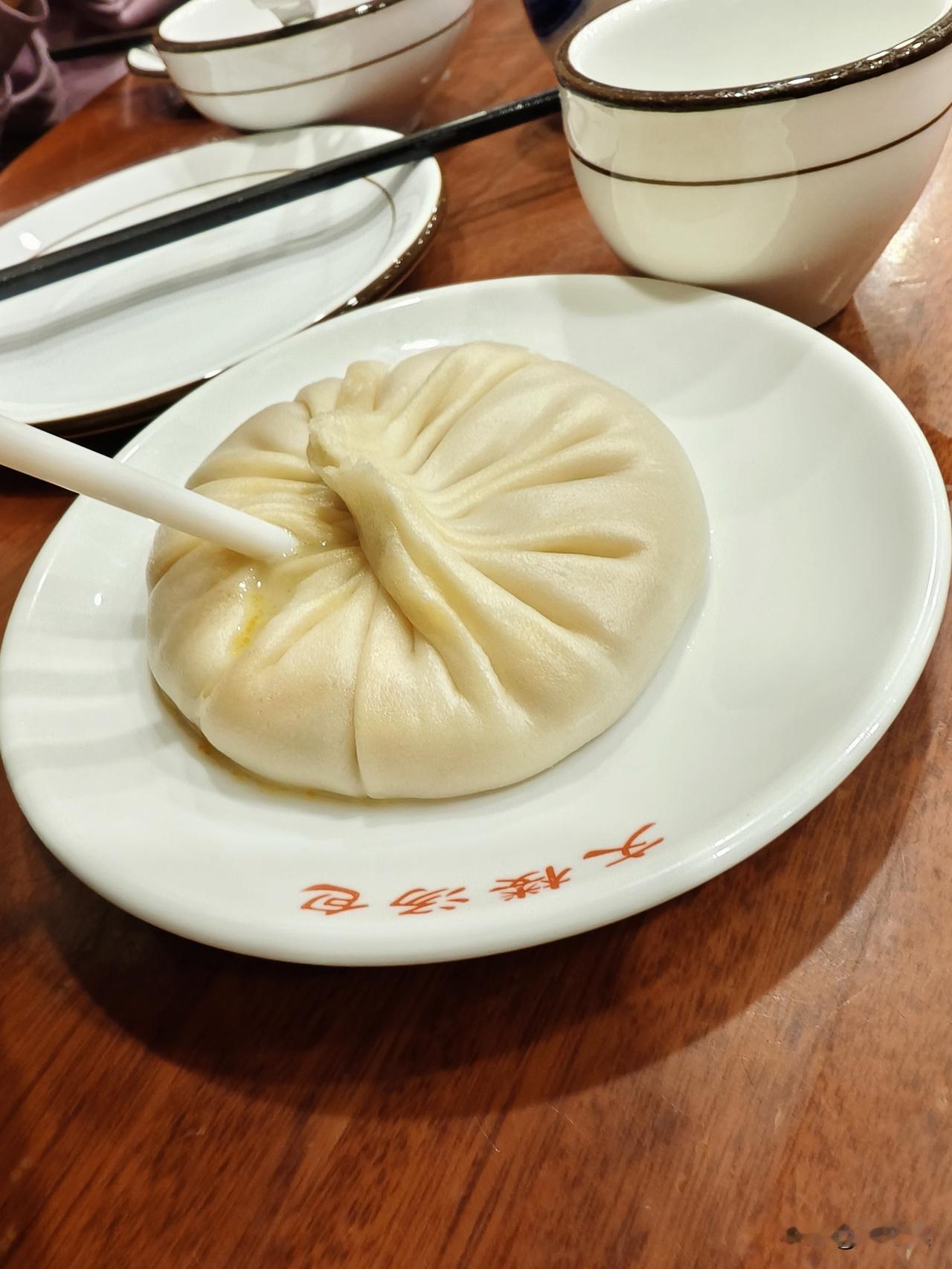 一只灌汤包30元，居然还要排队才能抢到座。这个地方是乾隆南巡所赐，灌汤包还是非遗