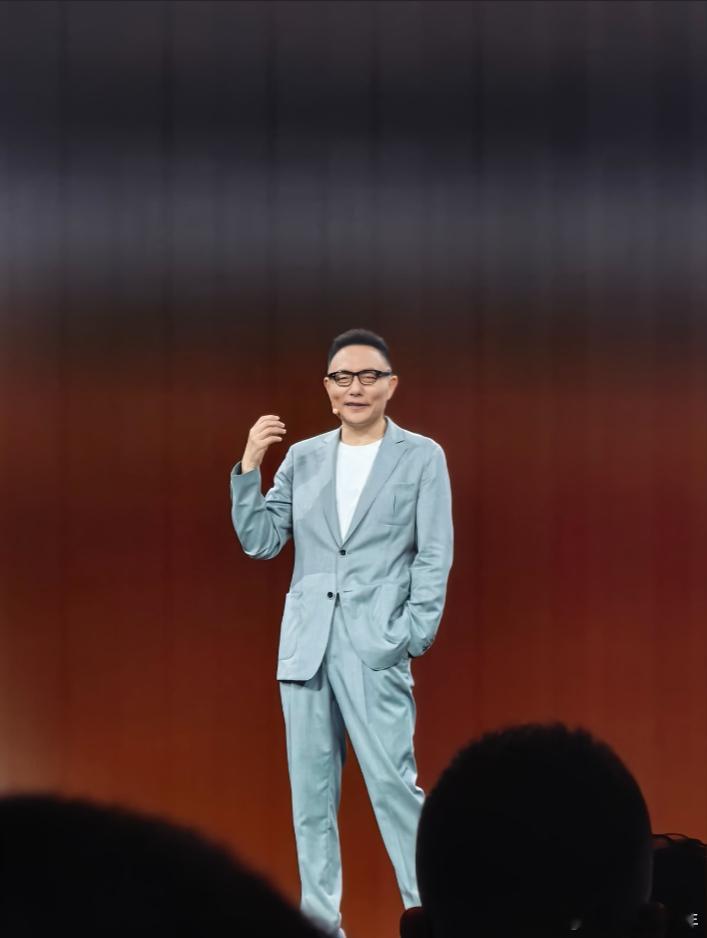 罗振宇新年大合照没迟必到罗振宇跨年演讲又双叒叕来啦~不仅有满满干货，结尾还有惊喜