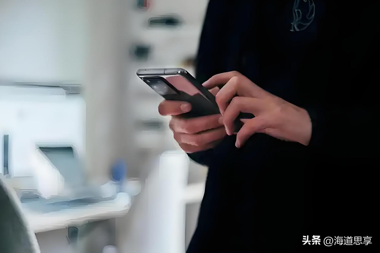 警钟敲！你的气血，正在被你的手机悄悄偷走！
你有没有发现，刷手机时间一长，眼睛就