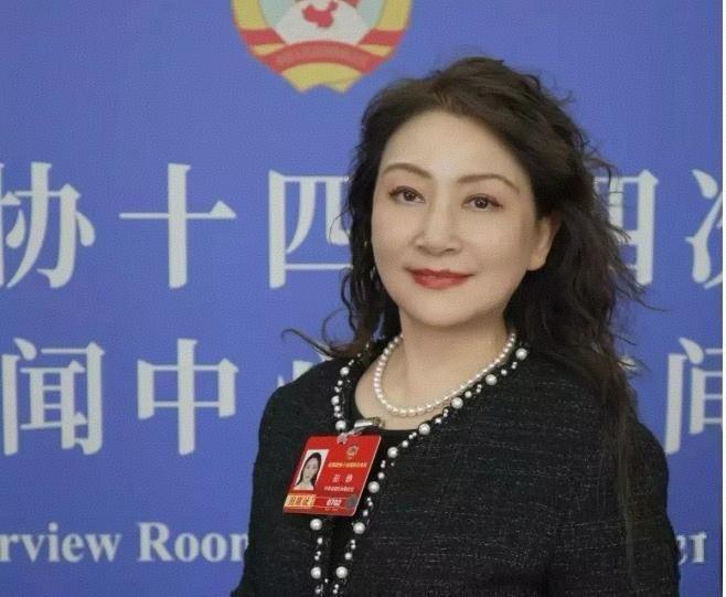 全国政协委员、重庆静昇律师事务所创始合伙人——重庆知名美女律师彭静。这一次，有待