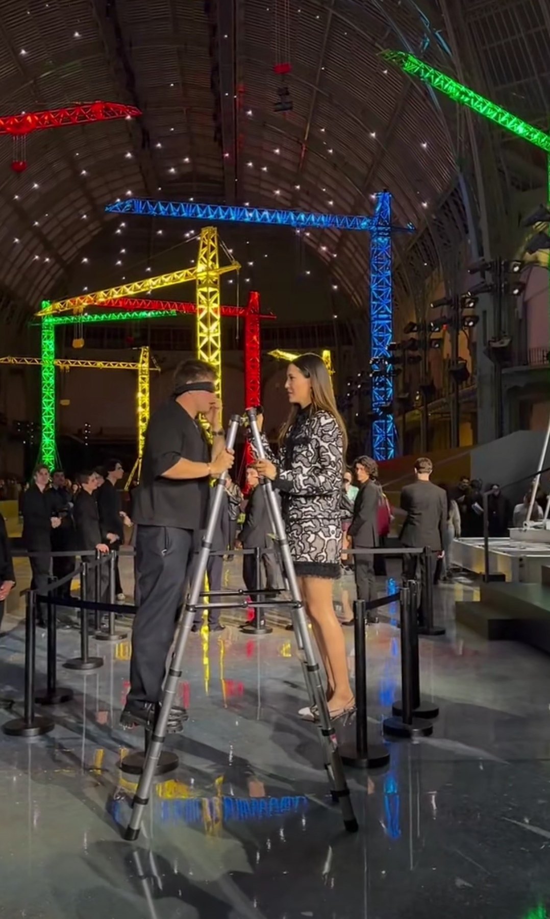 王一博谷爱凌张钧甯合影王一博、谷爱凌、张钧甯头排同框，这阵容含金量拉满。没有刻意