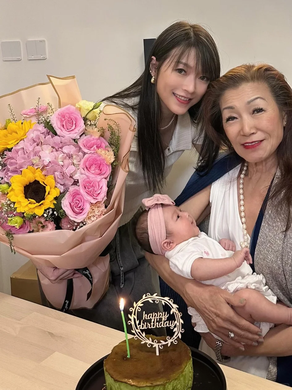 连诗雅贺妈妈76岁大寿！首三代同堂亲自下厨