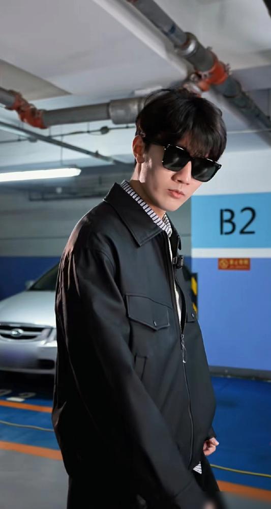 “与辉同行”的鹏鹏和小贝，这次玩大了！3700万粉丝眼皮底下，俩人穿着皮衣就敢在