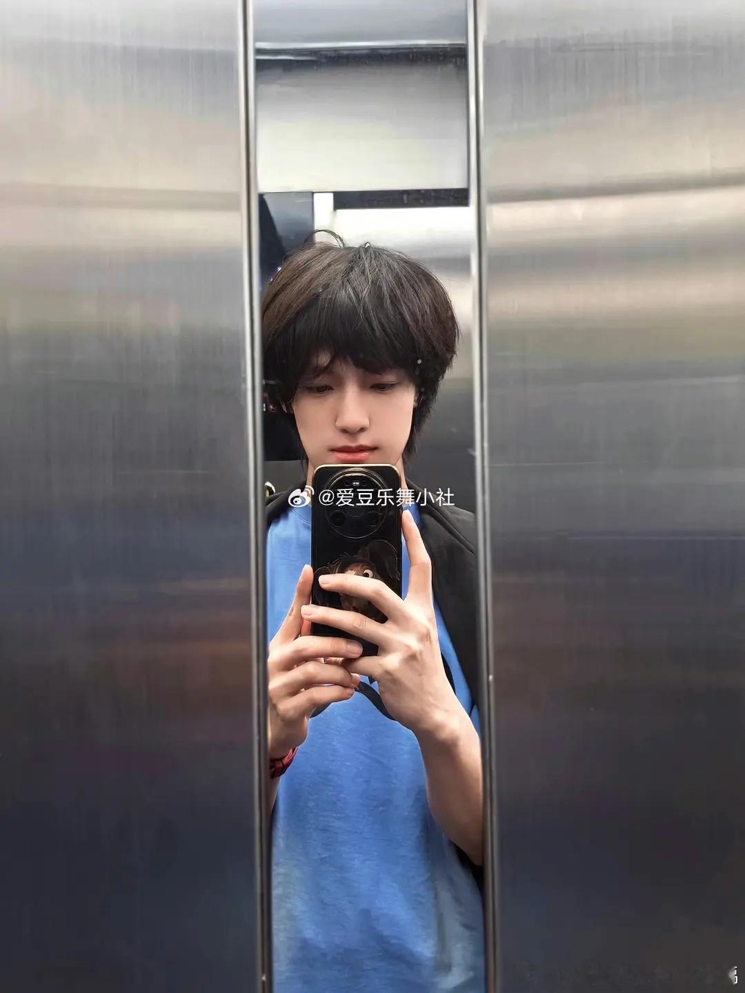 张泽禹学聪明了，知道拍照应该挡着自己下巴。 