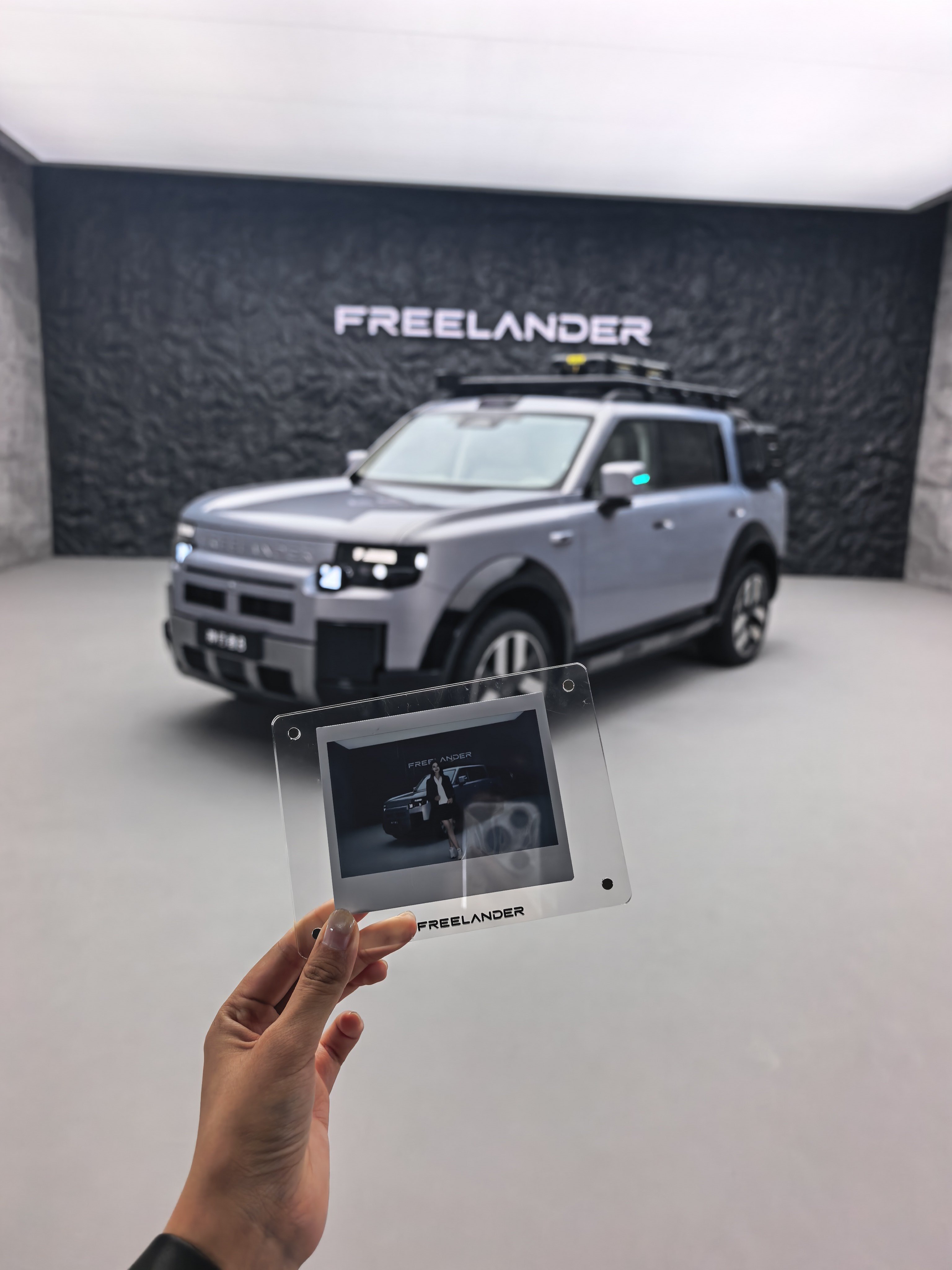 FREELANDER太会了拍之前先来张拍立得秒出片后还用玻璃相框裱了起来回去好好