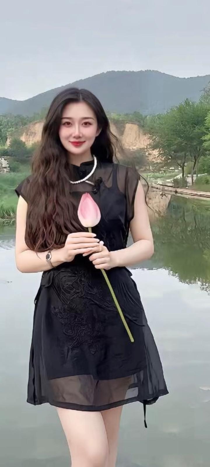 天南地北大拜年爱不是轰轰烈烈的浪漫，而是柴米油盐的踏实。是一起吃饭，一起聊天，一