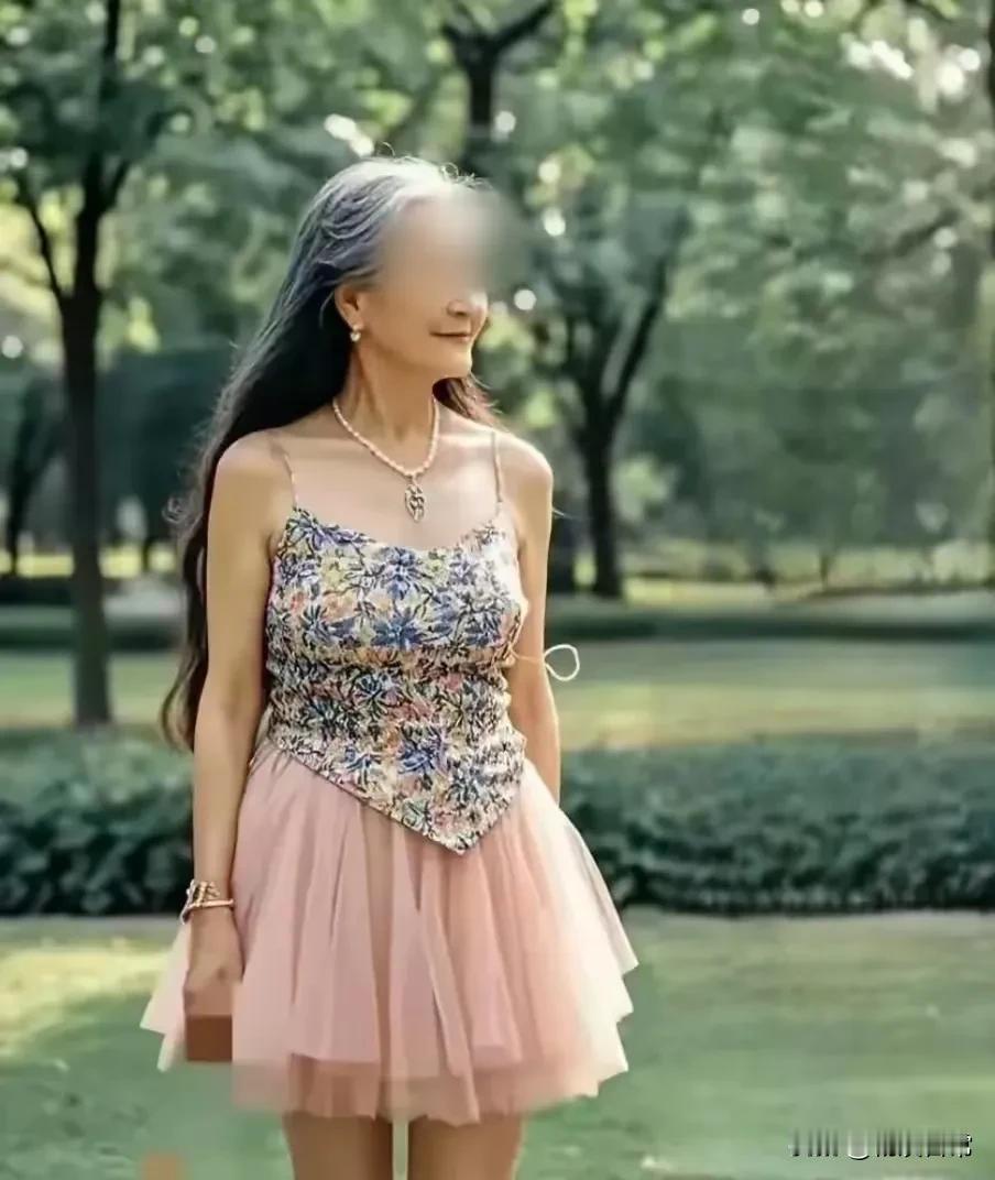 这位老阿姨，这么大年纪人，这样穿搭衣服，好时尚哦，阿姨的时尚风釆，优雅的女人，也