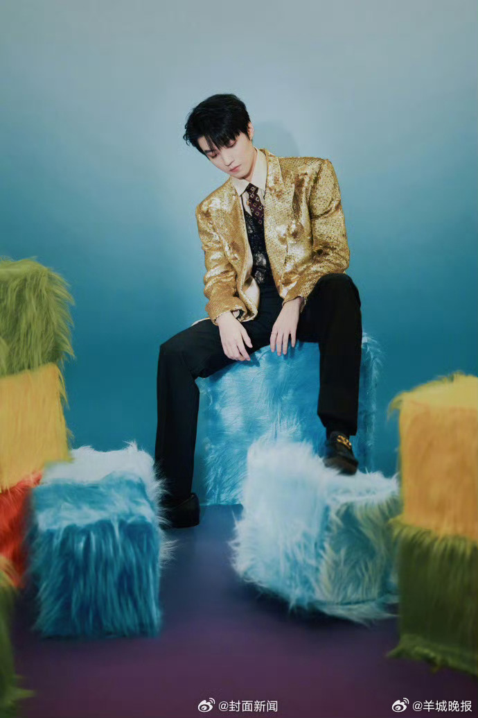 【#王俊凯金色贵公子#】3月28日，参加QQ音乐巅峰之夜红毯，身穿金色复古西装，
